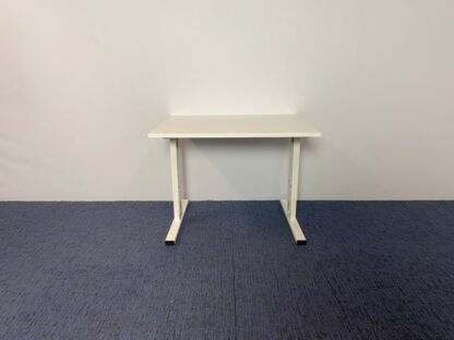 Bureau Voortman, wit blad, wit onderstel, 100 x 80 cm.
