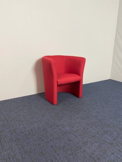 Fauteuil CLUB, rode stoffering, H 77 x B 51 x D 59 cm.