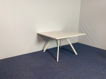 Vergadertafel Voortman, wit blad, wit frame, 120 x 120 cm.
