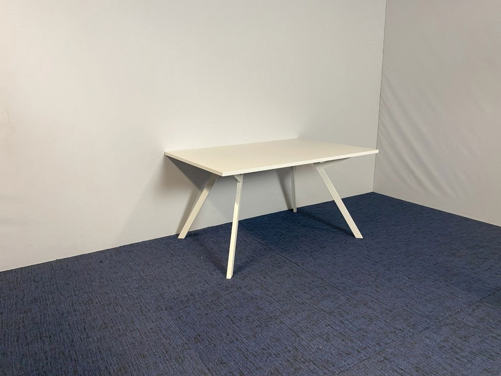 Vergadertafel Voortman, wit blad, wit frame, 140 x 100 cm.