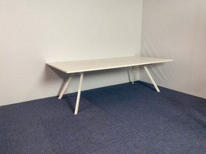 Vergadertafel Voortman, wit blad, wit frame, 240 x 120 cm.