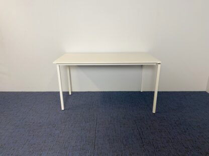 Vergadertafel (stapelbaar), wit blad, wit onderstel, 140 x 70 cm. - Afbeelding 3
