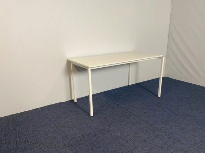Vergadertafel (stapelbaar), wit blad, wit onderstel, 140 x 70 cm.