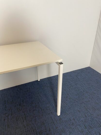 Vergadertafel (stapelbaar), wit blad, wit onderstel, 140 x 70 cm. - Afbeelding 5
