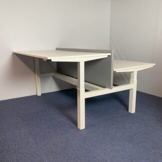 Bench zit/sta bureau Ahrend (elektrisch - incl. akoestische wand), wit blad, wit onderstel, 200 x 210 cm.