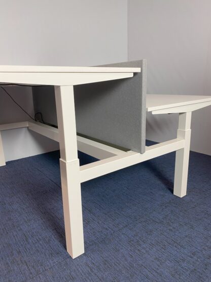 Bench zit/sta bureau Ahrend (elektrisch - incl. akoestische wand), wit blad, wit onderstel, 200 x 210 cm. - Afbeelding 4