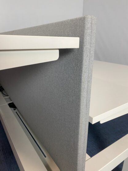 Bench zit/sta bureau Ahrend (elektrisch - incl. akoestische wand), wit blad, wit onderstel, 200 x 210 cm. - Afbeelding 6