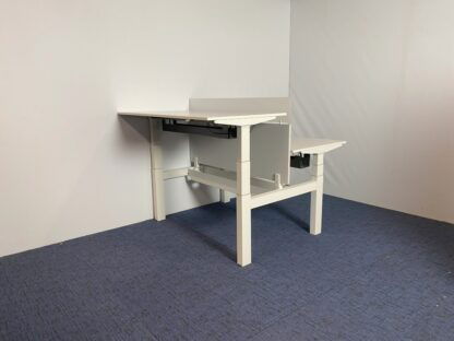Bench zit/sta bureau Steelcase (elektrisch), wit blad, wit onderstel, 140 x 160 cm.