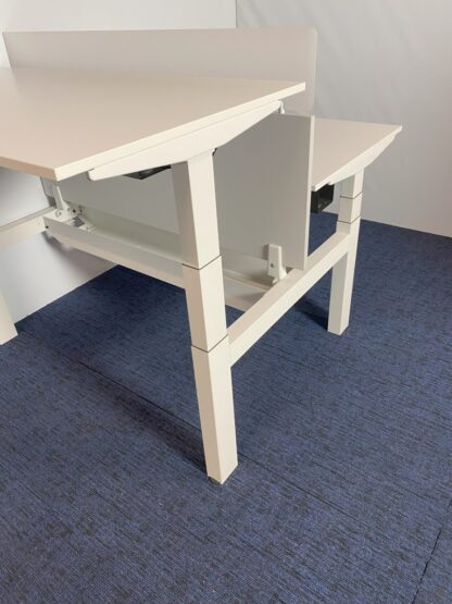 Bench zit/sta bureau Steelcase (elektrisch), wit blad, wit onderstel, 140 x 160 cm. - Afbeelding 5