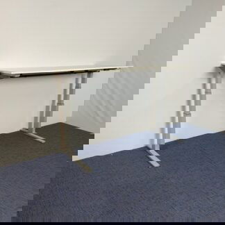 Zit/sta bureau Bene (elektrisch), wit blad, aluminium onderstel, 180 x 80 cm.