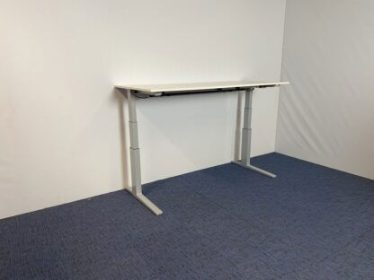 Zit/sta bureau Bene (elektrisch), wit blad, aluminium onderstel, 180 x 80 cm.