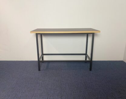 Hoge vergadertafel, donkerbruin/zwart, zwart onderstel, 160 x 80 cm.