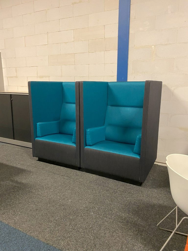 Fauteuil (akoestisch) Offecct Float High, antraciet/blauw, H 131 x B 92 x D 90 cm.