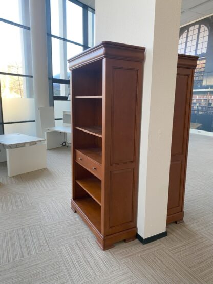 Boekenkast Cheval, kersenhout, H 193 x B 103 x D 42 cm. - Afbeelding 4