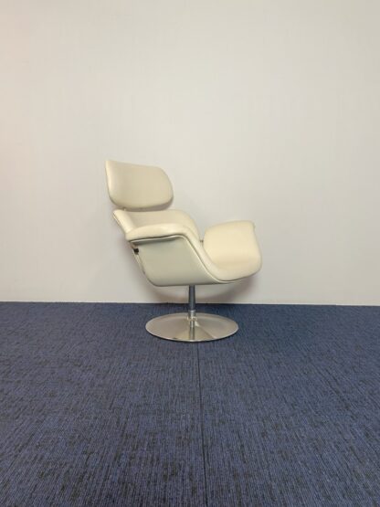 Design draaifauteuil Artifort Big Tulip - wit leder - chroom onderstel