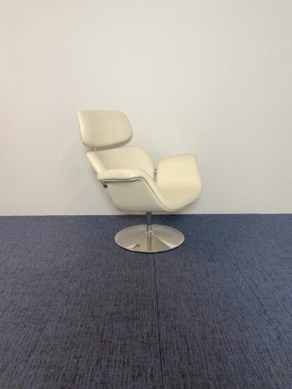 Design draaifauteuil Artifort Big Tulip - wit leder - chroom onderstel - Afbeelding 2