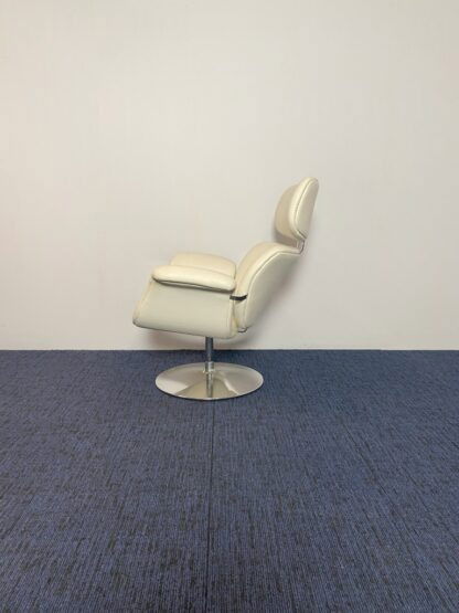 Design draaifauteuil Artifort Big Tulip - wit leder - chroom onderstel - Afbeelding 5