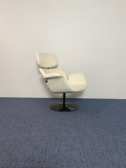 Design draaifauteuil Artifort Big Tulip - wit leder - zwart onderstel