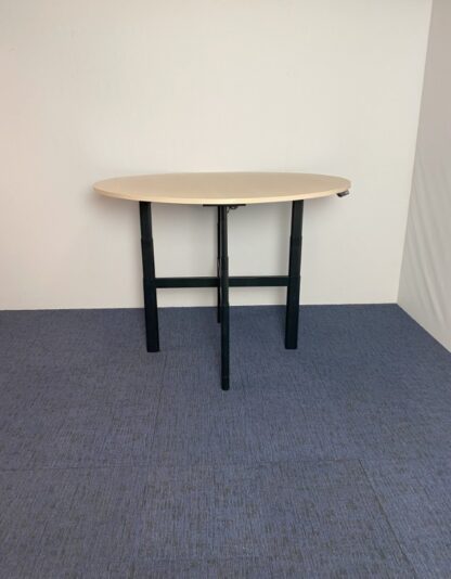 Ronde vergadertafel zit/sta Ahrend (elektrisch), licht eiken blad, zwart onderstel, diameter 160 cm. - Afbeelding 4
