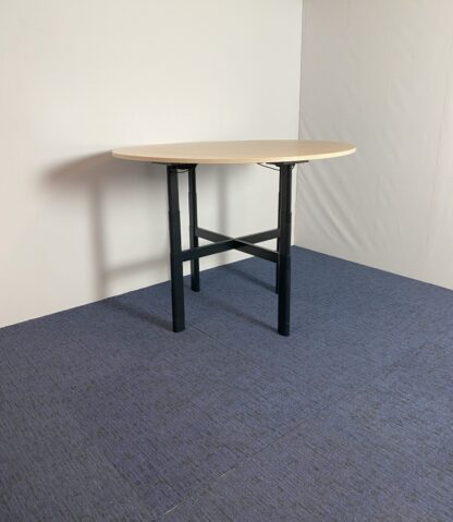 Ronde vergadertafel zit/sta Ahrend (elektrisch), licht eiken blad, zwart onderstel, diameter 160 cm. - Afbeelding 3