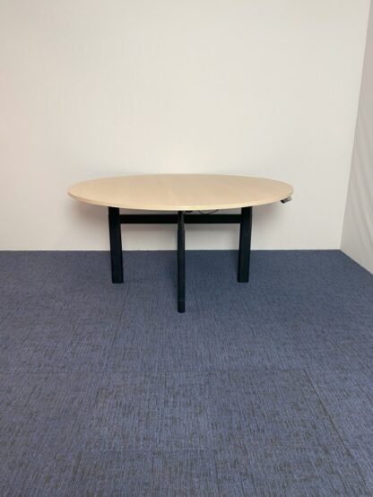 Ronde vergadertafel zit/sta Ahrend (elektrisch), licht eiken blad, zwart onderstel, diameter 160 cm. - Afbeelding 6
