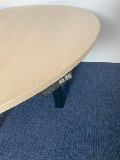 Ronde vergadertafel zit/sta Ahrend (elektrisch), licht eiken blad, zwart onderstel, diameter 160 cm. - Afbeelding 7