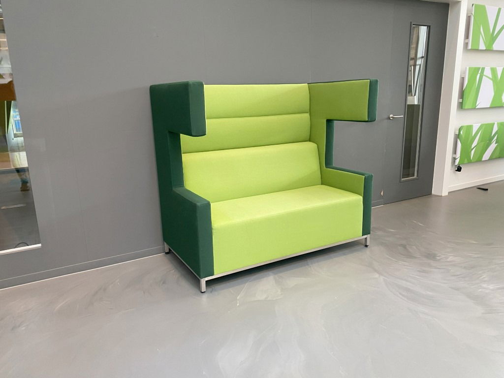 Treinbank Ahrend Loungescape (akoestisch), lichtgroen/donkergroen, H 142 x B 160 x D 86 cm.