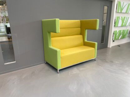 Treinbank Ahrend Loungescape (akoestisch), geel/lichtgroen, H 142 x B 160 x D 86 cm.