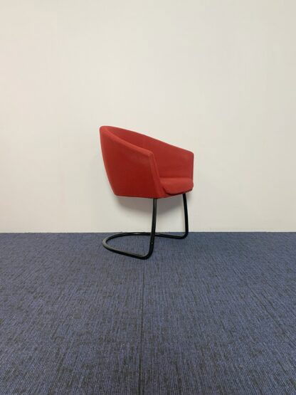 Vergaderstoel Artifort Megan (design), rood, zwart onderstel