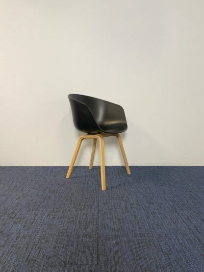 Vergaderstoel HAY About A Chair AAC 22 - zwart, eiken onderstel
