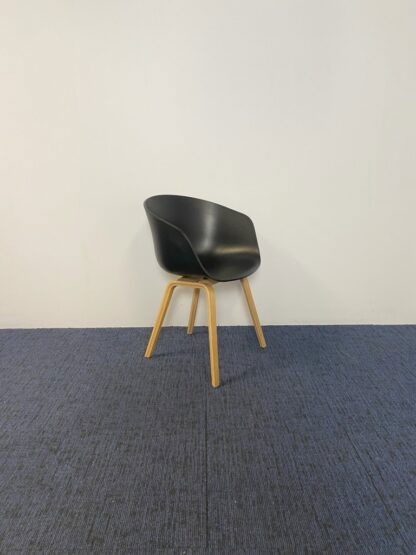 Vergaderstoel HAY About A Chair AAC 22 - zwart, eiken onderstel - Afbeelding 2