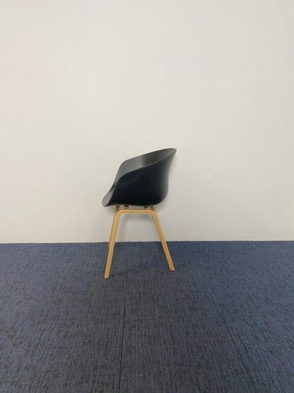 Vergaderstoel HAY About A Chair AAC 22 - zwart, eiken onderstel - Afbeelding 4