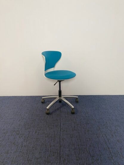 Vergaderstoel Sedus Turn Around Drehstuhl, blauw/wit, chroom voetkruis - Afbeelding 2
