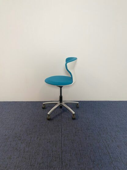 Vergaderstoel Sedus Turn Around Drehstuhl, blauw/wit, chroom voetkruis - Afbeelding 4