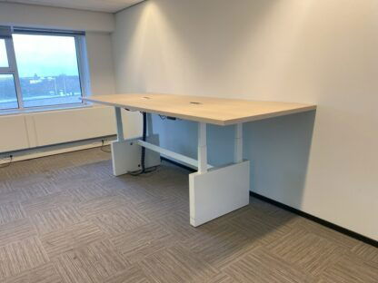 Vergadertafel zit/sta Vepa (elektrisch, incl. 2 fliptops), licht eiken blad, wit onderstel, 320 x 120 cm.