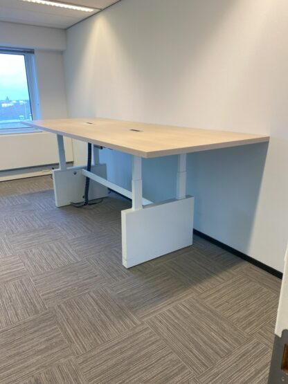 Vergadertafel zit/sta Vepa (elektrisch, incl. 2 fliptops), licht eiken blad, wit onderstel, 320 x 120 cm. - Afbeelding 3