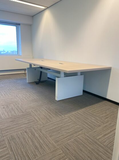 Vergadertafel zit/sta Vepa (elektrisch, incl. 2 fliptops), licht eiken blad, wit onderstel, 320 x 120 cm. - Afbeelding 5