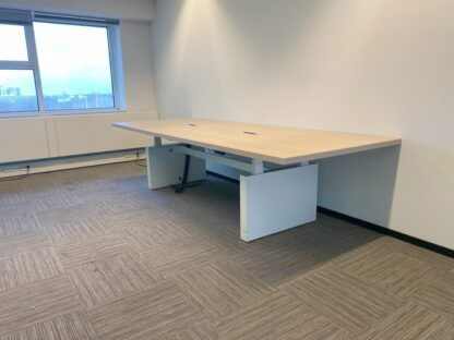 Vergadertafel zit/sta Vepa (elektrisch, incl. 2 fliptops), licht eiken blad, wit onderstel, 320 x 120 cm. - Afbeelding 4