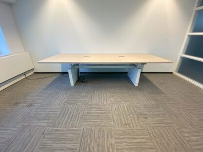 Vergadertafel zit/sta Vepa (elektrisch, incl. 2 fliptops), licht eiken blad, wit onderstel, 320 x 120 cm. - Afbeelding 8