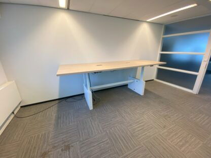 Vergadertafel zit/sta Vepa (elektrisch, incl. 2 fliptops), licht eiken blad, wit onderstel, 320 x 120 cm. - Afbeelding 6