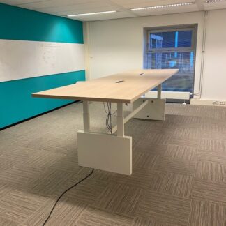 Vergadertafel zit/sta Vepa (elektrisch, incl. 2 fliptops), licht eiken blad, wit onderstel, 400 x 120 cm.