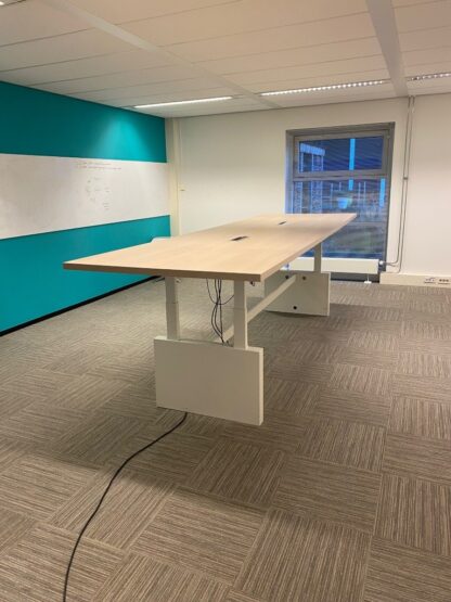 Vergadertafel zit/sta Vepa (elektrisch, incl. 2 fliptops), licht eiken blad, wit onderstel, 400 x 120 cm.