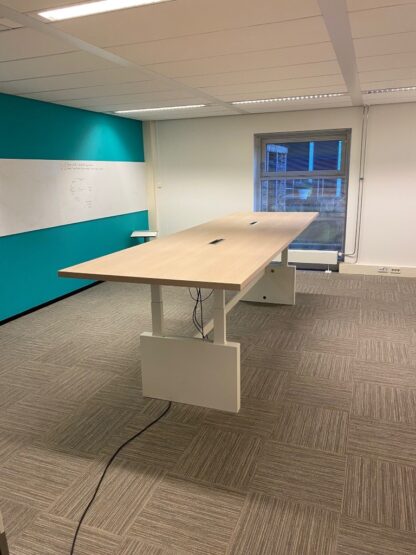 Vergadertafel zit/sta Vepa (elektrisch, incl. 2 fliptops), licht eiken blad, wit onderstel, 400 x 120 cm. - Afbeelding 2