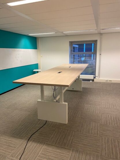 Vergadertafel zit/sta Vepa (elektrisch, incl. 2 fliptops), licht eiken blad, wit onderstel, 400 x 120 cm. - Afbeelding 3