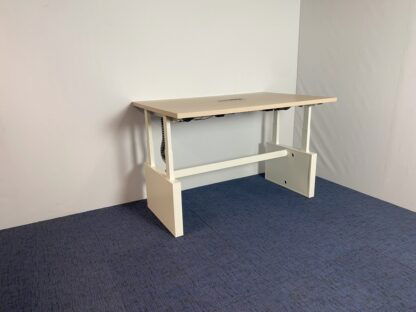 Vergadertafel zit/sta Vepa (elektrisch, incl. fliptop), licht eiken blad, wit onderstel, 180 x 120 cm.