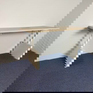 Vergadertafel zit/sta Voortman (elektrisch, incl. fliptop), licht eiken blad, wit onderstel, 200 x 100 cm.