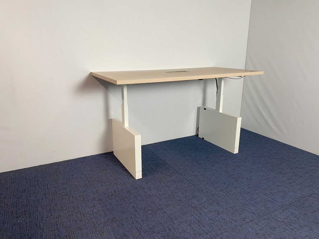 Vergadertafel zit/sta Voortman (elektrisch, incl. fliptop), licht eiken blad, wit onderstel, 200 x 100 cm.