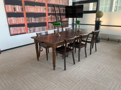 Vintage Satelliet tafel inclusief 6 stoelen, donker kersenhout, 243 x 100 cm.
