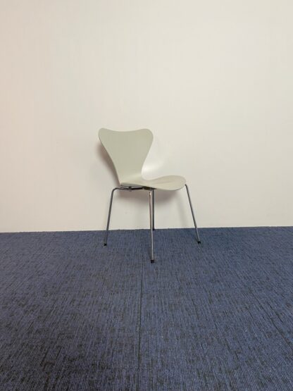 Vlinderstoel Fritz Hansen (design), lichtgrijs, chroom onderstel