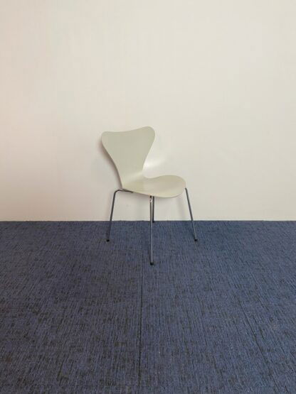 Vlinderstoel Fritz Hansen (design), lichtgrijs, chroom onderstel - Afbeelding 2
